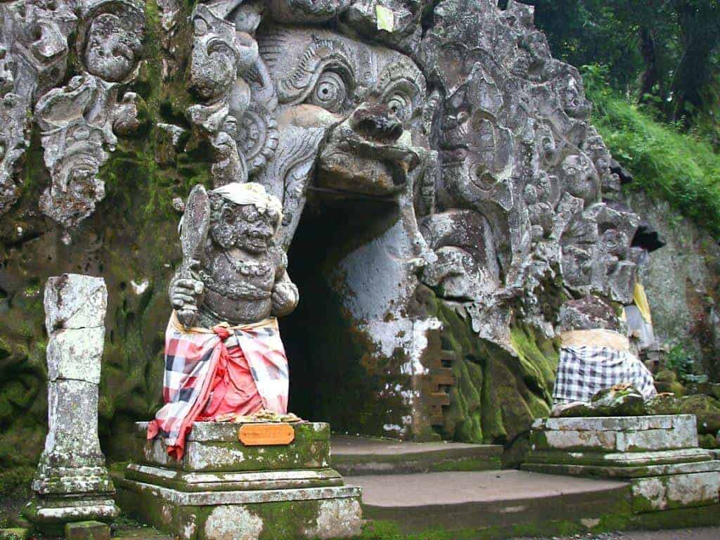 Pura Goa Gajah, 1. Pura Tanah Lot, 2. Pura Lempuyang Luhur, 3. Pura Agung Besakih, 4. Pura Ulun Danu Bratan, 5. Pura Tirta Empul, 6. Pura Alas Kedaton, 7. Pura Taman Ayun Mengwi, 8. Pura Taman Saraswati Ubud, 9. Pura Menjangan, 10. Pura Goa Gajah
