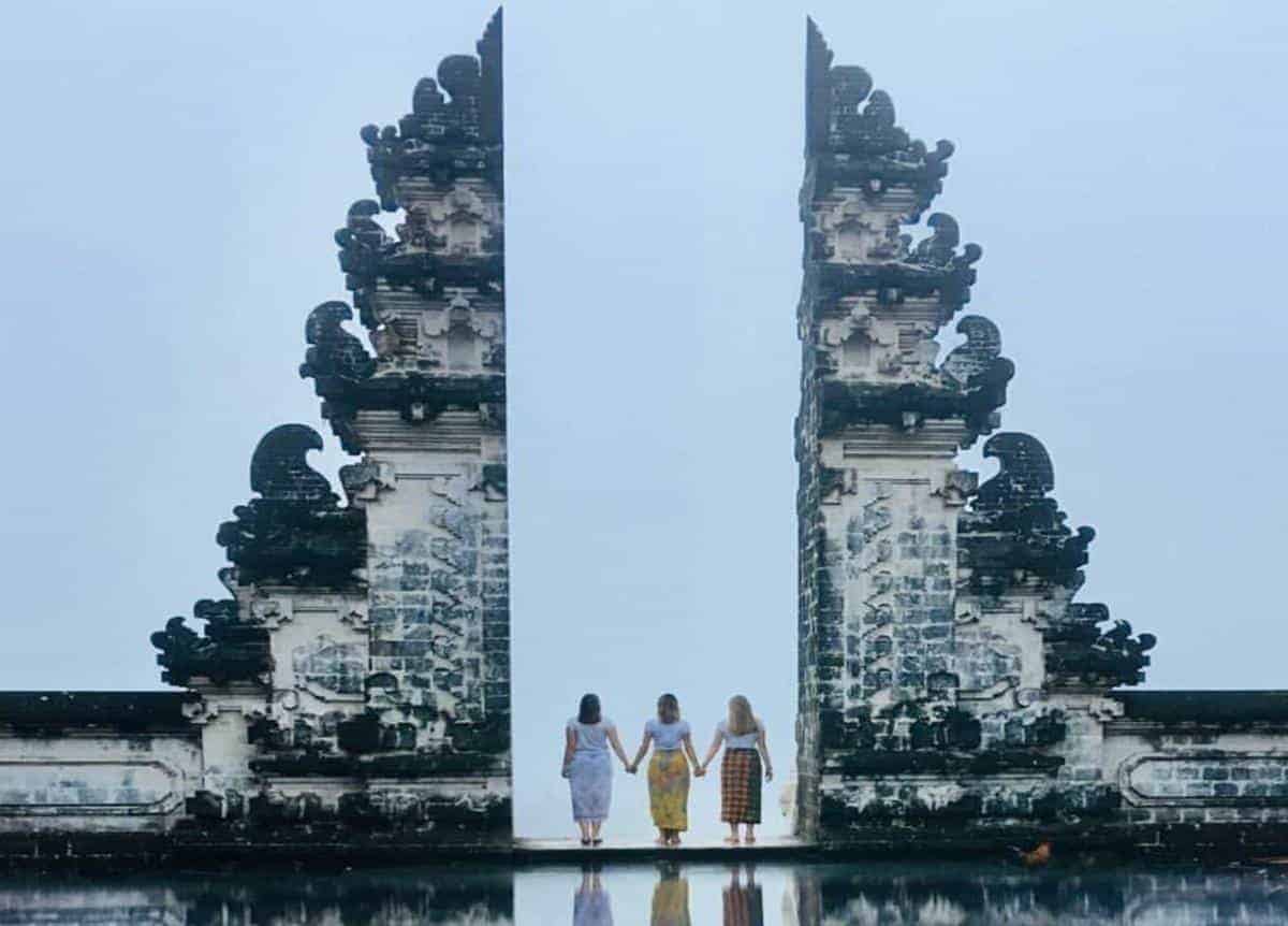 Pura Lempuyang Luhur, 1. Pura Tanah Lot, 2. Pura Lempuyang Luhur, 3. Pura Agung Besakih, 4. Pura Ulun Danu Bratan, 5. Pura Tirta Empul, 6. Pura Alas Kedaton, 7. Pura Taman Ayun Mengwi, 8. Pura Taman Saraswati Ubud, 9. Pura Menjangan, 10. Pura Goa Gajah
