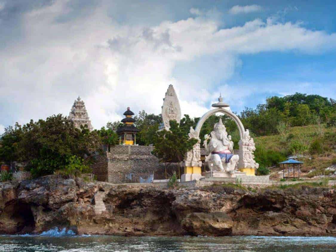 Pura Menjangan, 1. Pura Tanah Lot, 2. Pura Lempuyang Luhur, 3. Pura Agung Besakih, 4. Pura Ulun Danu Bratan, 5. Pura Tirta Empul, 6. Pura Alas Kedaton, 7. Pura Taman Ayun Mengwi, 8. Pura Taman Saraswati Ubud, 9. Pura Menjangan, 10. Pura Goa Gajah