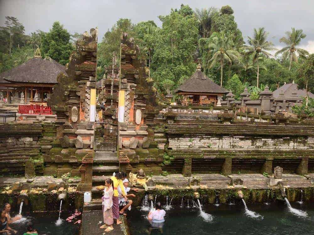 Pura Tirta Empul, 1. Pura Tanah Lot, 2. Pura Lempuyang Luhur, 3. Pura Agung Besakih, 4. Pura Ulun Danu Bratan, 5. Pura Tirta Empul, 6. Pura Alas Kedaton, 7. Pura Taman Ayun Mengwi, 8. Pura Taman Saraswati Ubud, 9. Pura Menjangan, 10. Pura Goa Gajah