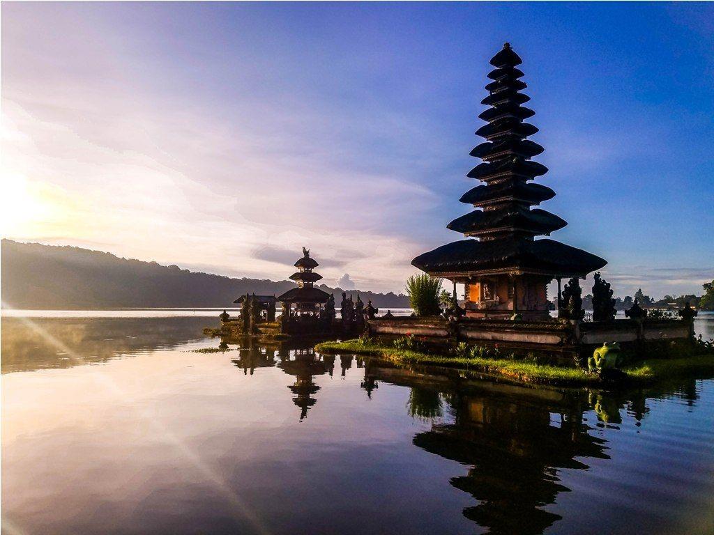 Pura Ulun Danu Bratan, 1. Pura Tanah Lot, 2. Pura Lempuyang Luhur, 3. Pura Agung Besakih, 4. Pura Ulun Danu Bratan, 5. Pura Tirta Empul, 6. Pura Alas Kedaton, 7. Pura Taman Ayun Mengwi, 8. Pura Taman Saraswati Ubud, 9. Pura Menjangan, 10. Pura Goa Gajah