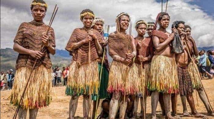 2. Holim, 3. Yokal, 4. Rumbai-Rumbai, 5. Aksesoris Pakaian Adat Papua, 1. Terbuat dari Alam, 2. Proses dan Seni, 3. Mencintai Tanah Mereka Sendiri