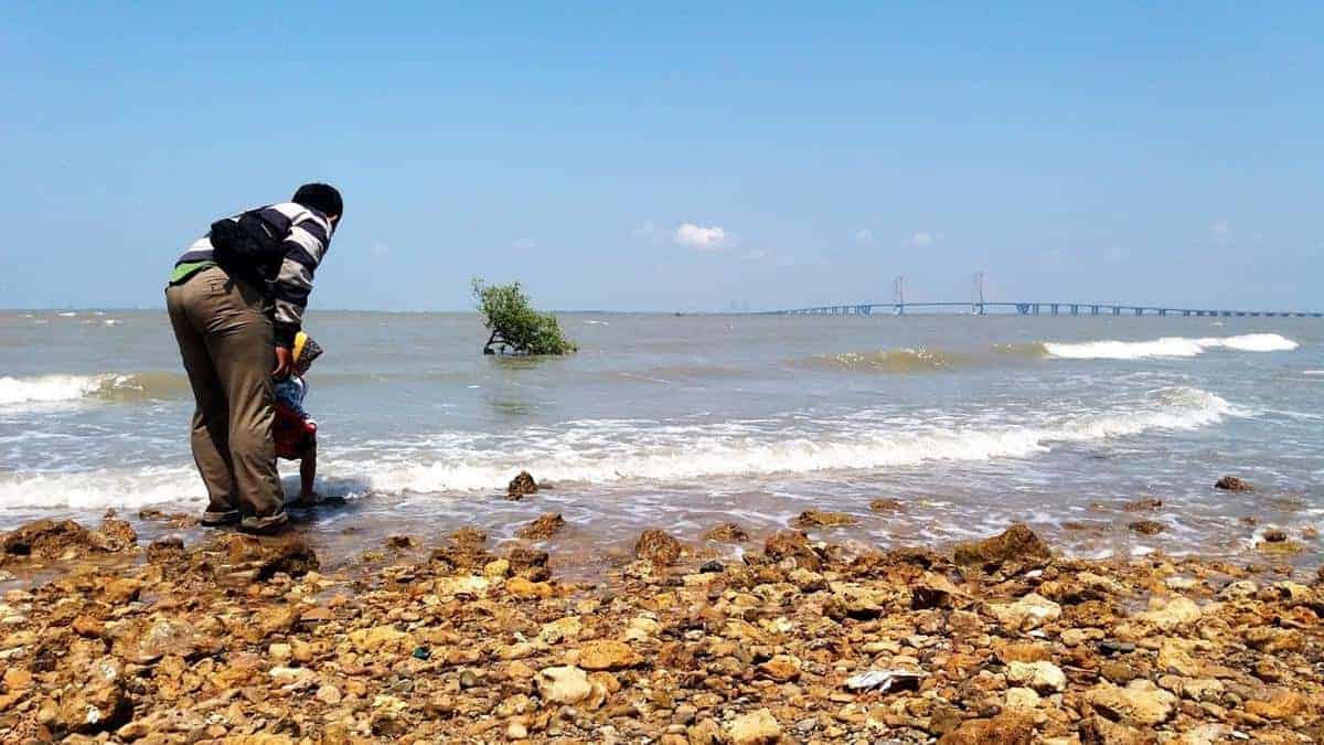 Pantai Batu Malang, 1. Bukit Jaddih, 2. Bukit Kapur Arosbaya, 3. Pantai Gebang, 4. Bukit Geger, 5. Pantai Rongkang, 6. Museum Cakraningrat, 7. Bukit Lampion Beramah, 8. Mercusuar Bangkalan, 9. Pantai Batu Malang, 10. Taman Paseban