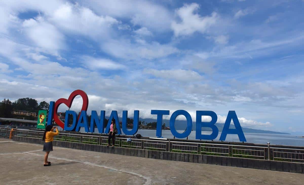 Pantai Bebas, 1. Danau Toba Parapat, 2. Rumah Pengasingan Soekarno, 3. Pantai Pasir Putih Parapat, 4. Batu Gantung, 5. Pelabuhan Ajibata, 6. Gereja HKBP Parapat, 7. Pantai Bebas, 8. Tanjung Unta, 9. Bukit Sipolha, 10. Hotel Niagara Parapat