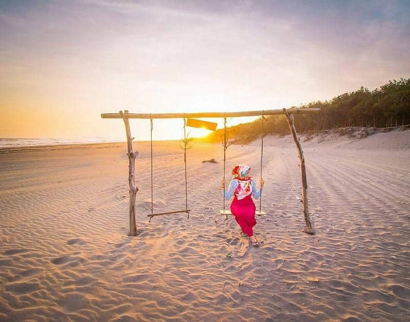 Pantai Cemara Sewu, 1. Pantai Parangkusumo, 2. Pantai Samas, 3. Pantai Kuwaru, 4. Pantai Goa Cemara, 5. Pantai Depok, 6. Pantai Cemara Sewu, 7. Pantai Baros, 8. Pantai Barchan, 9. Pantai Pandansimo, 10. Pantai Pandansari