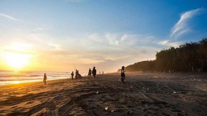 Pantai Kuwaru, 1. Pantai Parangkusumo, 2. Pantai Samas, 3. Pantai Kuwaru, 4. Pantai Goa Cemara, 5. Pantai Depok, 6. Pantai Cemara Sewu, 7. Pantai Baros, 8. Pantai Barchan, 9. Pantai Pandansimo, 10. Pantai Pandansari