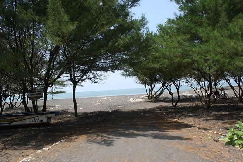 Pantai Pandansimo, 1. Pantai Parangkusumo, 2. Pantai Samas, 3. Pantai Kuwaru, 4. Pantai Goa Cemara, 5. Pantai Depok, 6. Pantai Cemara Sewu, 7. Pantai Baros, 8. Pantai Barchan, 9. Pantai Pandansimo, 10. Pantai Pandansari