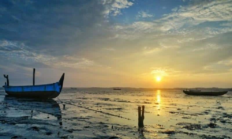 Pantai Panggung, 1. Pantai Lekok, 2. Pantai Blandongan, 3. Pantai Penunggul, 4. Pantai Tambak Bahak, 5. Pantai Pasir Panjang, 6. Pantai Kisik, 7. Pantai Karang Hitam, 8. Pantai Panggung, 9. Pantai Watuprapat Nguling