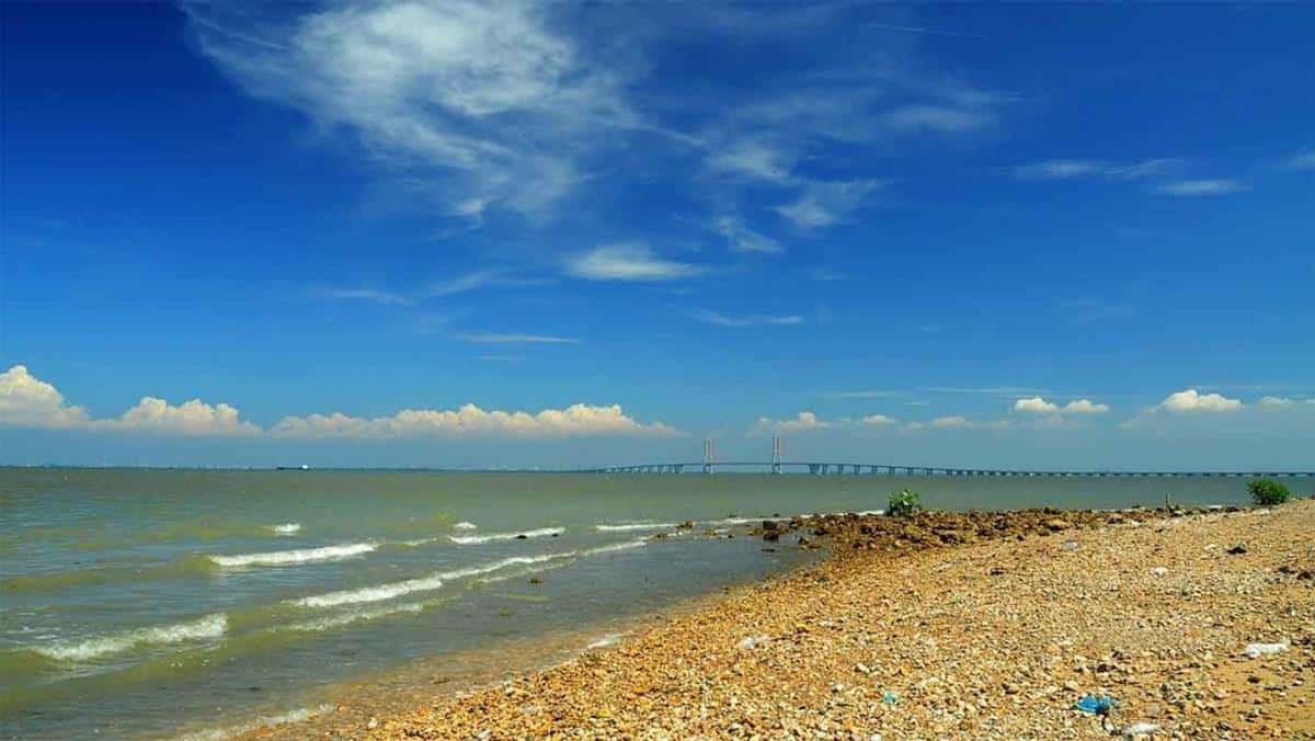 Pantai Rongkang, 1. Bukit Jaddih, 2. Bukit Kapur Arosbaya, 3. Pantai Gebang, 4. Bukit Geger, 5. Pantai Rongkang, 6. Museum Cakraningrat, 7. Bukit Lampion Beramah, 8. Mercusuar Bangkalan, 9. Pantai Batu Malang, 10. Taman Paseban