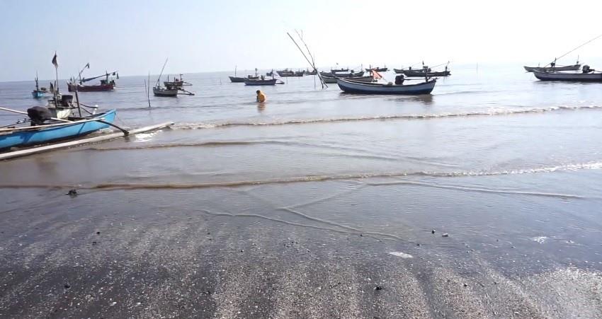 Pantai Tambak Bahak, 1. Pantai Lekok, 2. Pantai Blandongan, 3. Pantai Penunggul, 4. Pantai Tambak Bahak, 5. Pantai Pasir Panjang, 6. Pantai Kisik, 7. Pantai Karang Hitam, 8. Pantai Panggung, 9. Pantai Watuprapat Nguling