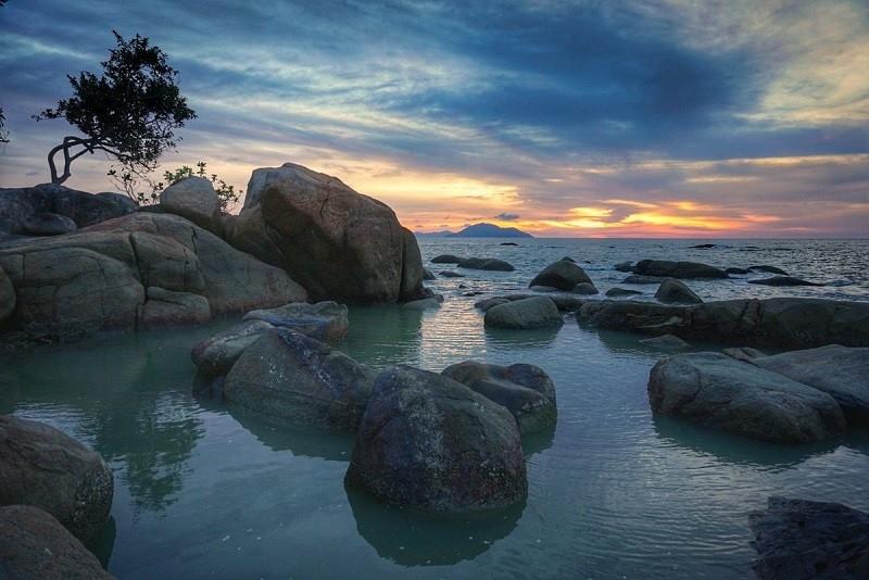 Pantai Tanjung Bajau, 1. Pantai Pasir Panjang, 2. Pantai Batu Burung, 3. Pantai Kura-Kura, 5. Pantai Tanjung Bajau, 6. Pantai Pasir Pendek, 7. Sinka Island Park