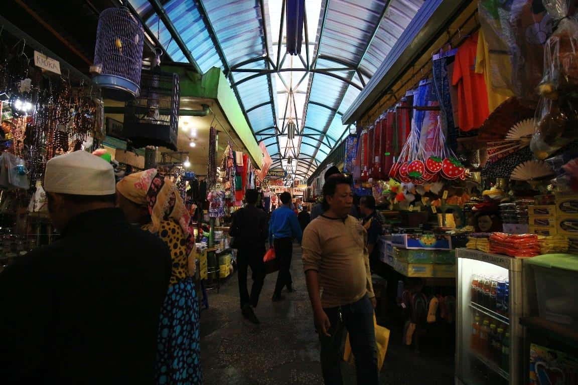 Pasar Ampel, 1. Pasar Keputran, 2. Pasar Pagi Tugu Pahlawan, 3. Pasar Pabean, 4. Pasar Bunga Bratang, 5. Pasar Genteng, 6. Pasar Ikan Gunung Sari, 7. Pasar Blauran, 8. Pasar Bekas Gembong, 9. Pasar Bunga Kayoon, 10. Pasar Ampel