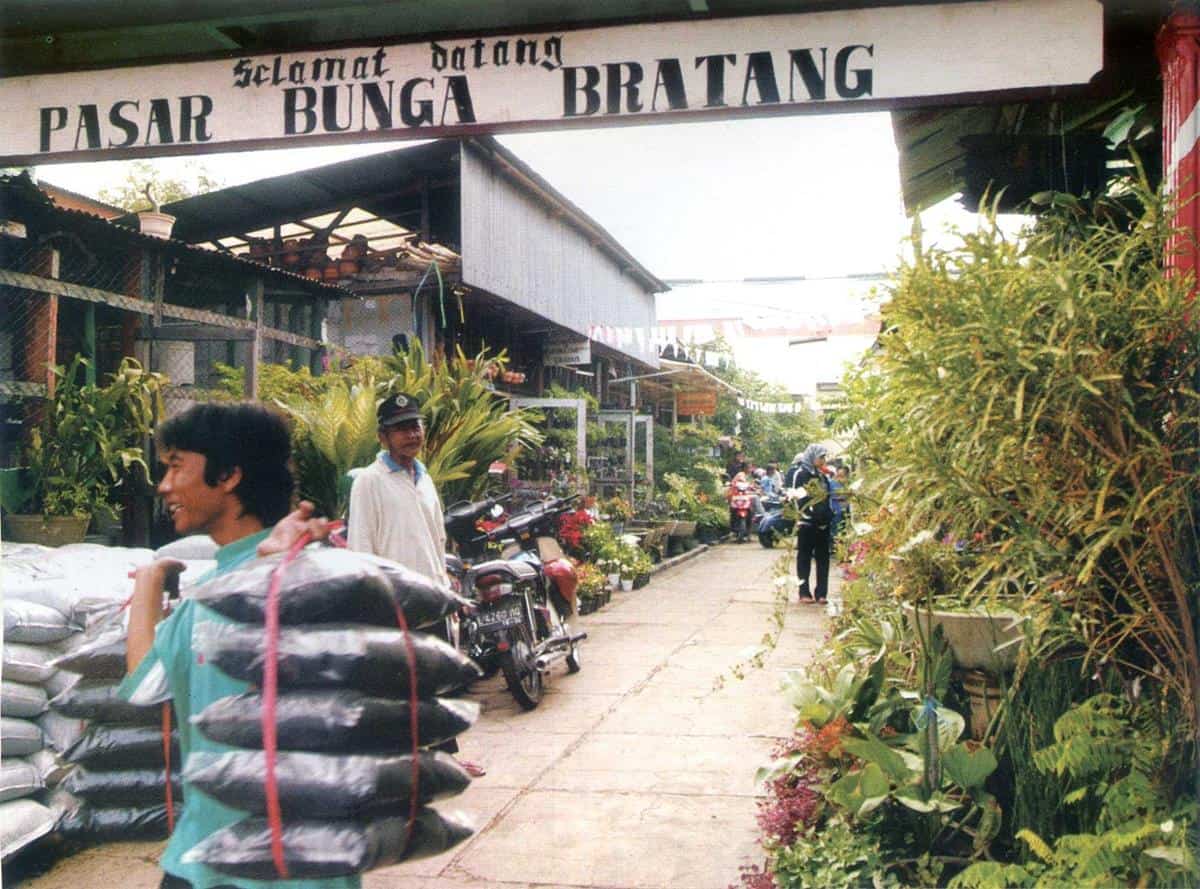Pasar Bunga Bratang, 1. Pasar Keputran, 2. Pasar Pagi Tugu Pahlawan, 3. Pasar Pabean, 4. Pasar Bunga Bratang, 5. Pasar Genteng, 6. Pasar Ikan Gunung Sari, 7. Pasar Blauran, 8. Pasar Bekas Gembong, 9. Pasar Bunga Kayoon, 10. Pasar Ampel