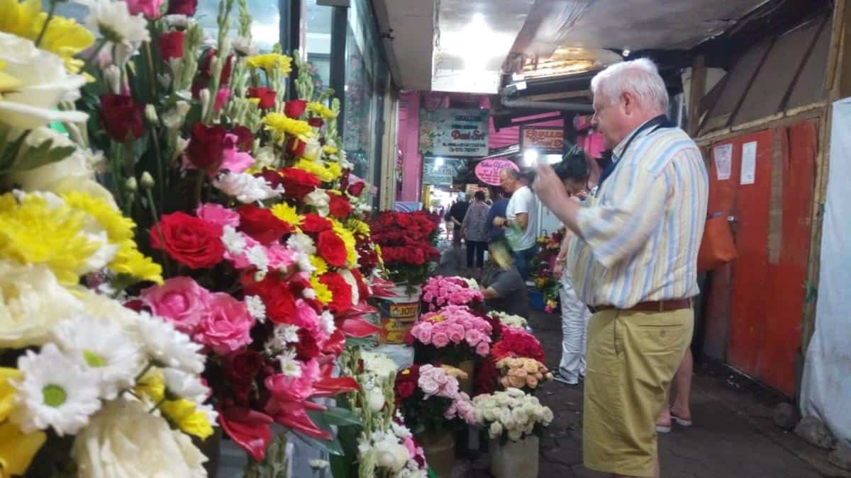 Pasar Bunga Kayoon, 1. Pasar Keputran, 2. Pasar Pagi Tugu Pahlawan, 3. Pasar Pabean, 4. Pasar Bunga Bratang, 5. Pasar Genteng, 6. Pasar Ikan Gunung Sari, 7. Pasar Blauran, 8. Pasar Bekas Gembong, 9. Pasar Bunga Kayoon, 10. Pasar Ampel