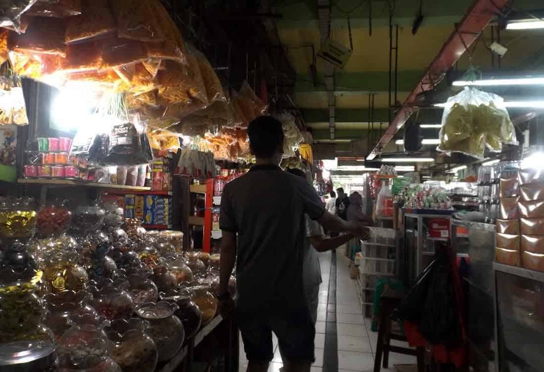 Pasar Blauran, 1. Pasar Keputran, 2. Pasar Pagi Tugu Pahlawan, 3. Pasar Pabean, 4. Pasar Bunga Bratang, 5. Pasar Genteng, 6. Pasar Ikan Gunung Sari, 7. Pasar Blauran, 8. Pasar Bekas Gembong, 9. Pasar Bunga Kayoon, 10. Pasar Ampel