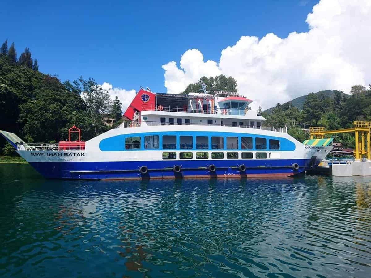 Pelabuhan Ajibata, 1. Danau Toba Parapat, 2. Rumah Pengasingan Soekarno, 3. Pantai Pasir Putih Parapat, 4. Batu Gantung, 5. Pelabuhan Ajibata, 6. Gereja HKBP Parapat, 7. Pantai Bebas, 8. Tanjung Unta, 9. Bukit Sipolha, 10. Hotel Niagara Parapat
