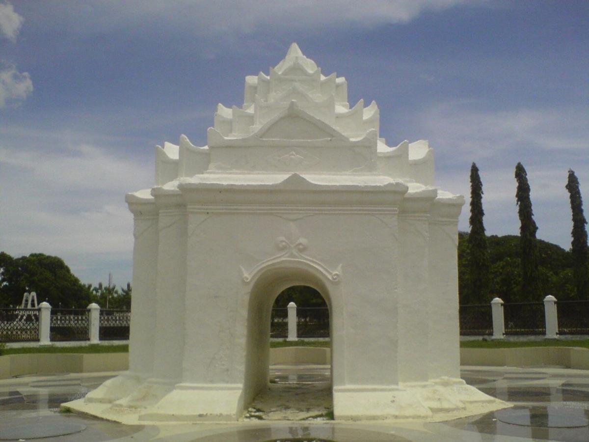 Pinto Khop, 1. Masjid Raya Baiturrahman, 2. Masjid Tua Indrapuri, 3. Taman Sari Gunongan, 4. Stempel Cap Sikureung, 5. Pinto Khop, 6. Makam Sultan Iskandar Muda, 7. Benteng Indra Patra, 8. Meriam Kesultanan Aceh, 9. Hikayat Prang Sabi, 10. Uang Emas Kerajaan Aceh