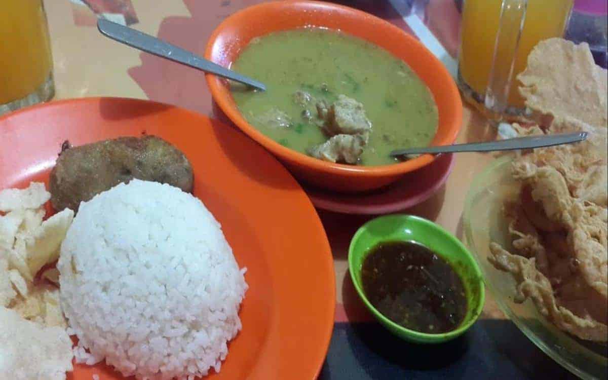 Rumah Makan Sinar Pagi, 1. Lontong Kak Lin, 2. Nasi Gurih Tenda Biru Mona, 3. Bubur Ayam Jakarta Jl. H.M. Joni, 4. Mie Balap Bang Udin, 5. Soto Kesawan, 6. Kwetiau Kerang, 7. Rumah Makan Tabona, 8. Mie Zhou, 9. Bihun Bebek Kumango, 10. Rumah Makan Sinar Pagi