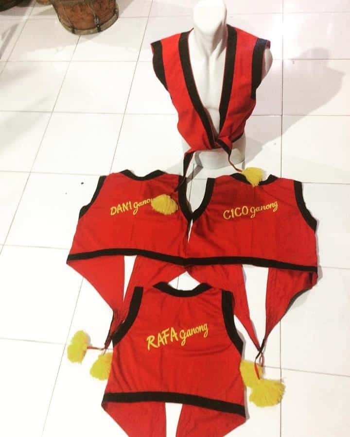 Rompi Khas Ponorogo, 1. Jenang Mirah, 2. Thoring, 3. Bumbu Rujak Petis Welirang, 4. Madu Mongso, 5. Getuk Golan, 6. Topi Caping, 7. Topeng Reog Mini, 8. Gerabah Plancungan, 9. Kerajinan Bambu, 10. Rompi Khas Ponorogo