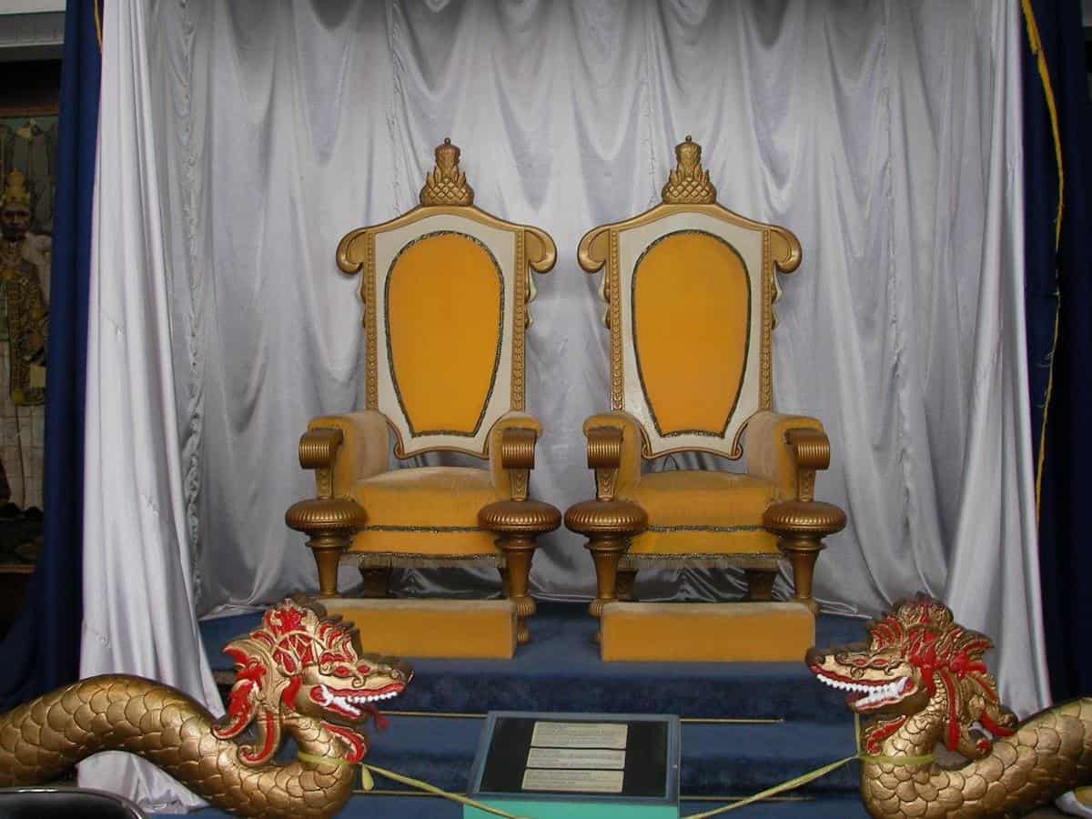 Singgasana Raja, 1. Ketopong Sultan, 2. Singgasana Raja, 3. Pedang Sultan Kutai, 4. Kalung Ciwa, 5. Kalung Uncal, 6. Keris Bukit Kang, 7. Kura-Kura Emas, 8. Gamelan Gajah Prawoto, 9. Tali Juwita, 10. Prasasti Yupa