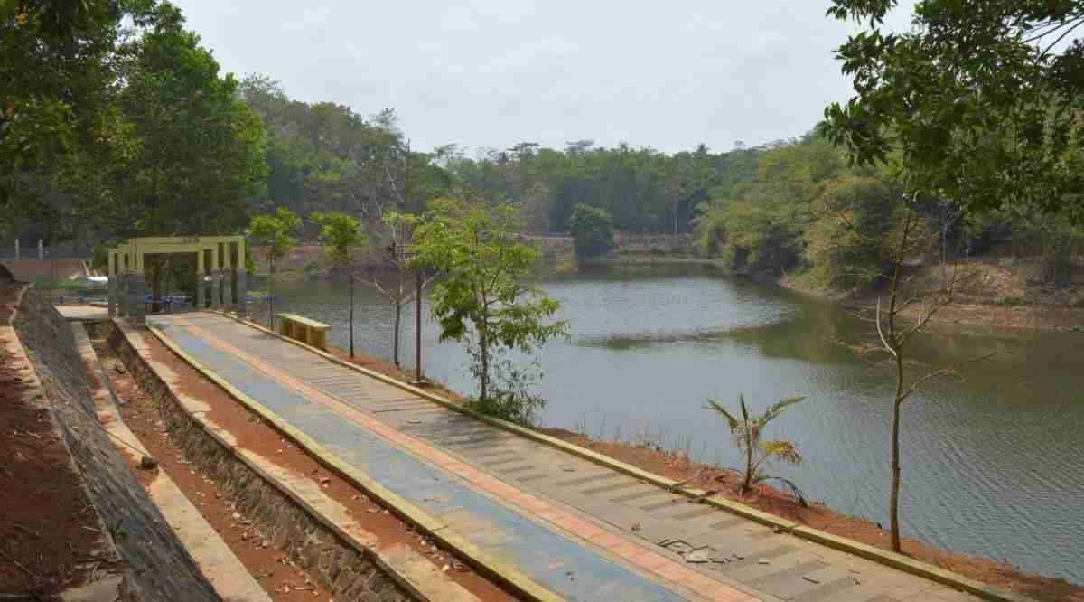 Situ Leutik, 1. Lembah Pajamben, 2. Situ Mustika, 3. Cadas Gantung Mandalare, 4. Situ Leutik, 5. Cagar Budaya Pulo Majeti, 6. Pantai Pangandaran, 7. Green Canyon, 8. Wisata Alam Ciung Wanara, 9. Alun-Alun Kota Banjar