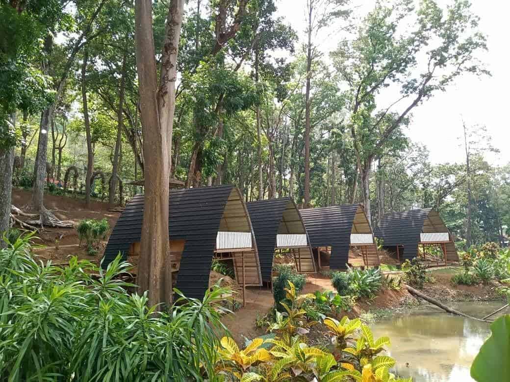 Situ Mustika, 1. Lembah Pajamben, 2. Situ Mustika, 3. Cadas Gantung Mandalare, 4. Situ Leutik, 5. Cagar Budaya Pulo Majeti, 6. Pantai Pangandaran, 7. Green Canyon, 8. Wisata Alam Ciung Wanara, 9. Alun-Alun Kota Banjar