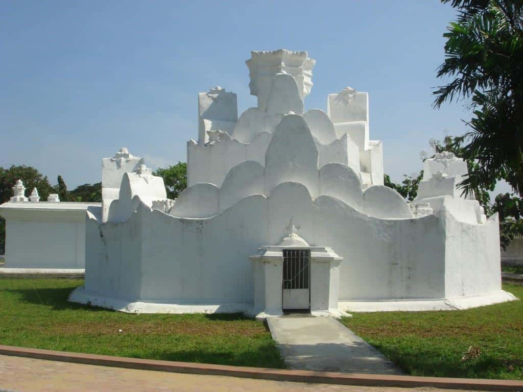 Taman Sari Gunongan, 1. Masjid Raya Baiturrahman, 2. Masjid Tua Indrapuri, 3. Taman Sari Gunongan, 4. Stempel Cap Sikureung, 5. Pinto Khop, 6. Makam Sultan Iskandar Muda, 7. Benteng Indra Patra, 8. Meriam Kesultanan Aceh, 9. Hikayat Prang Sabi, 10. Uang Emas Kerajaan Aceh