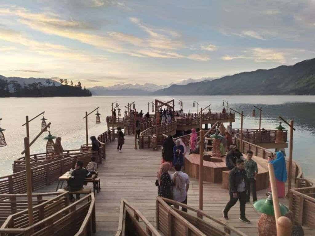 Tambatan Perahu, 1. Pantan Terong, 2. Danau Laut Tawar, 3. Goa Loyang Koro, 4. Tambatan Perahu, 5. Bur Lancuk Leweng, 6. Dermaga Lukup Panalam, 7. Air Terjun Mengaya, 8. Gayo Waterboom, 9. Buntul Rintis, 10. Bur Telege