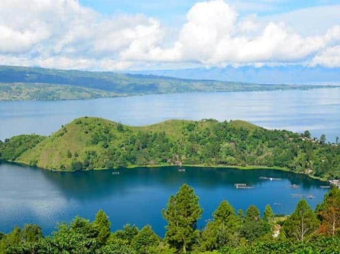 Tanjung Unta, 1. Danau Toba Parapat, 2. Rumah Pengasingan Soekarno, 3. Pantai Pasir Putih Parapat, 4. Batu Gantung, 5. Pelabuhan Ajibata, 6. Gereja HKBP Parapat, 7. Pantai Bebas, 8. Tanjung Unta, 9. Bukit Sipolha, 10. Hotel Niagara Parapat