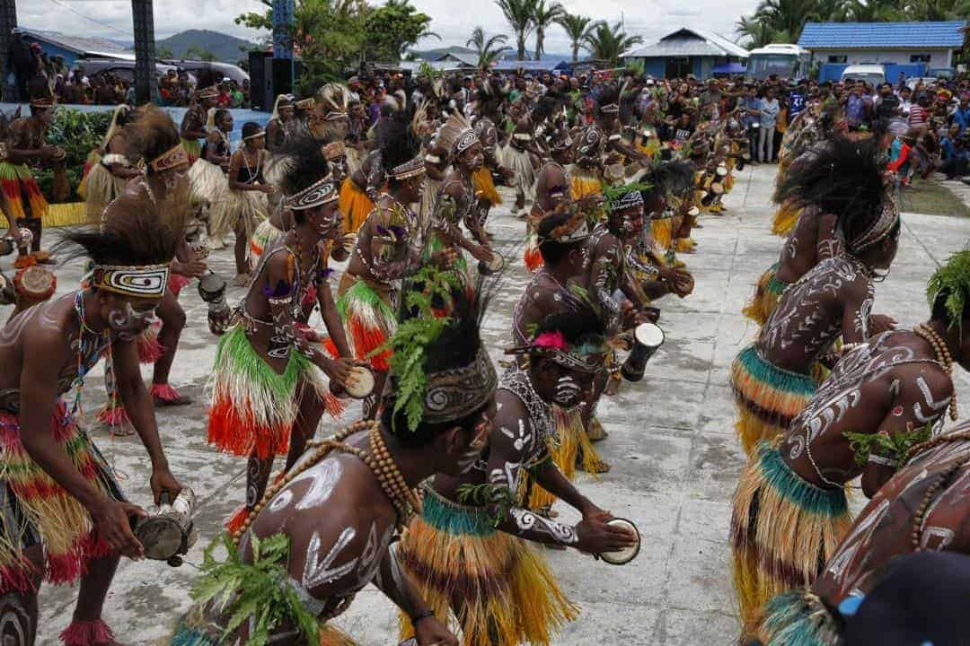 Tari Aluyen, 1. Tari Sajojo, 2. Tari Suanggi, 3. Tari Awaijale Rilejale, 4. Tari Fela Mandu, 5. Tari Perang, 6. Tari Aluyen, 7. Tari Yospan, 8. Tari Det Pok Mbui, 9. Tari Magasa, 10. Tari Seka
