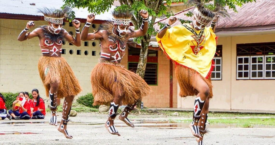 Tari Sajojo, 1. Tari Sajojo, 2. Tari Suanggi, 3. Tari Awaijale Rilejale, 4. Tari Fela Mandu, 5. Tari Perang, 6. Tari Aluyen, 7. Tari Yospan, 8. Tari Det Pok Mbui, 9. Tari Magasa, 10. Tari Seka
