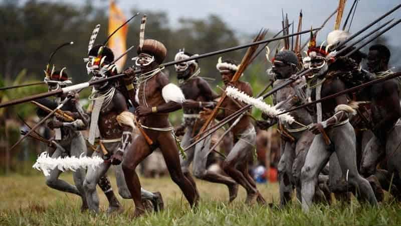 Tari Perang, 1. Tari Sajojo, 2. Tari Suanggi, 3. Tari Awaijale Rilejale, 4. Tari Fela Mandu, 5. Tari Perang, 6. Tari Aluyen, 7. Tari Yospan, 8. Tari Det Pok Mbui, 9. Tari Magasa, 10. Tari Seka