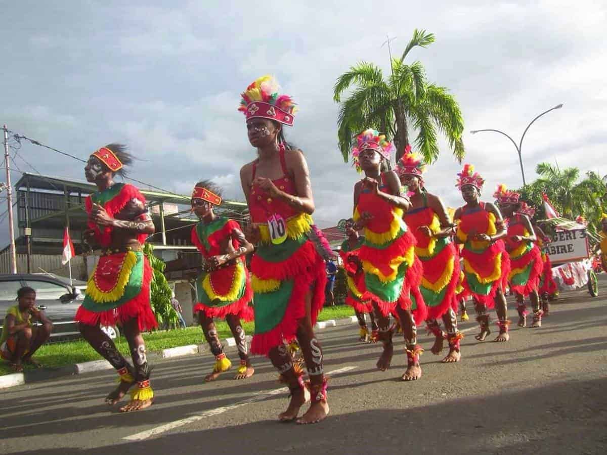Tari Yospan, 1. Tari Sajojo, 2. Tari Suanggi, 3. Tari Awaijale Rilejale, 4. Tari Fela Mandu, 5. Tari Perang, 6. Tari Aluyen, 7. Tari Yospan, 8. Tari Det Pok Mbui, 9. Tari Magasa, 10. Tari Seka