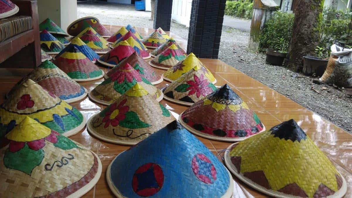 Topi Caping, 1. Jenang Mirah, 2. Thoring, 3. Bumbu Rujak Petis Welirang, 4. Madu Mongso, 5. Getuk Golan, 6. Topi Caping, 7. Topeng Reog Mini, 8. Gerabah Plancungan, 9. Kerajinan Bambu, 10. Rompi Khas Ponorogo