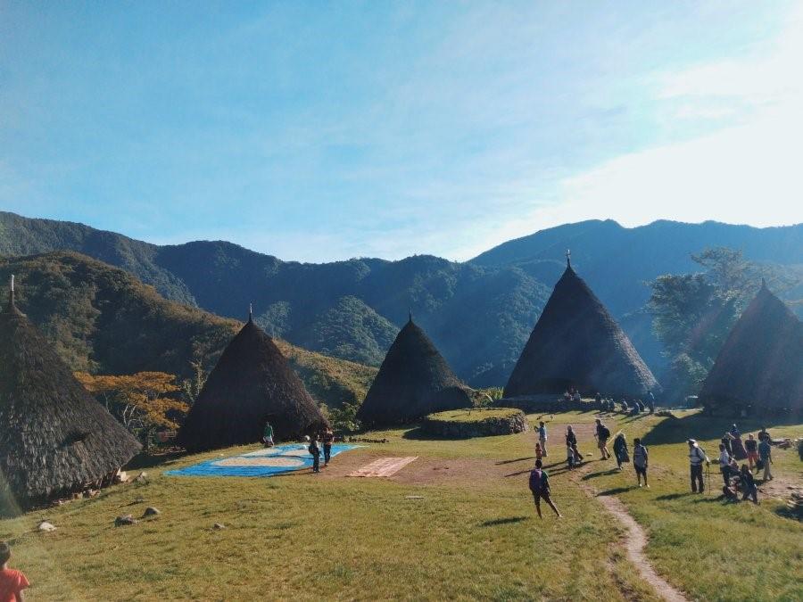 Upacara Adat, 1. Lokasi Kampung Adat Wae Rebo, 2. Mbaru Niang, 3. Upacara Adat, 4. Suku Asli Wae Rebo, 5. Penghasil Kopi dan Tenun, 6. Pendakian ke Wae Rebo, 7. Tips Mengunjungi Wae Rebo