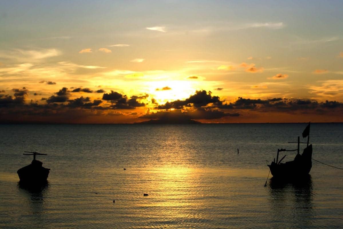 Watu Layar, 1. Pantai Dampo Awang, 2. Pantai Karang Jahe, 3. Jembatan Merah Hutan Mangrove, 4. Pulau Gede, 5. Tiongkok Kecil Heritage, 6. Museum Kartini, 7. Pantai Caruban, 8. Watu Layar, 9. Gunung Lasem, 10. Alun-Alun Rembang