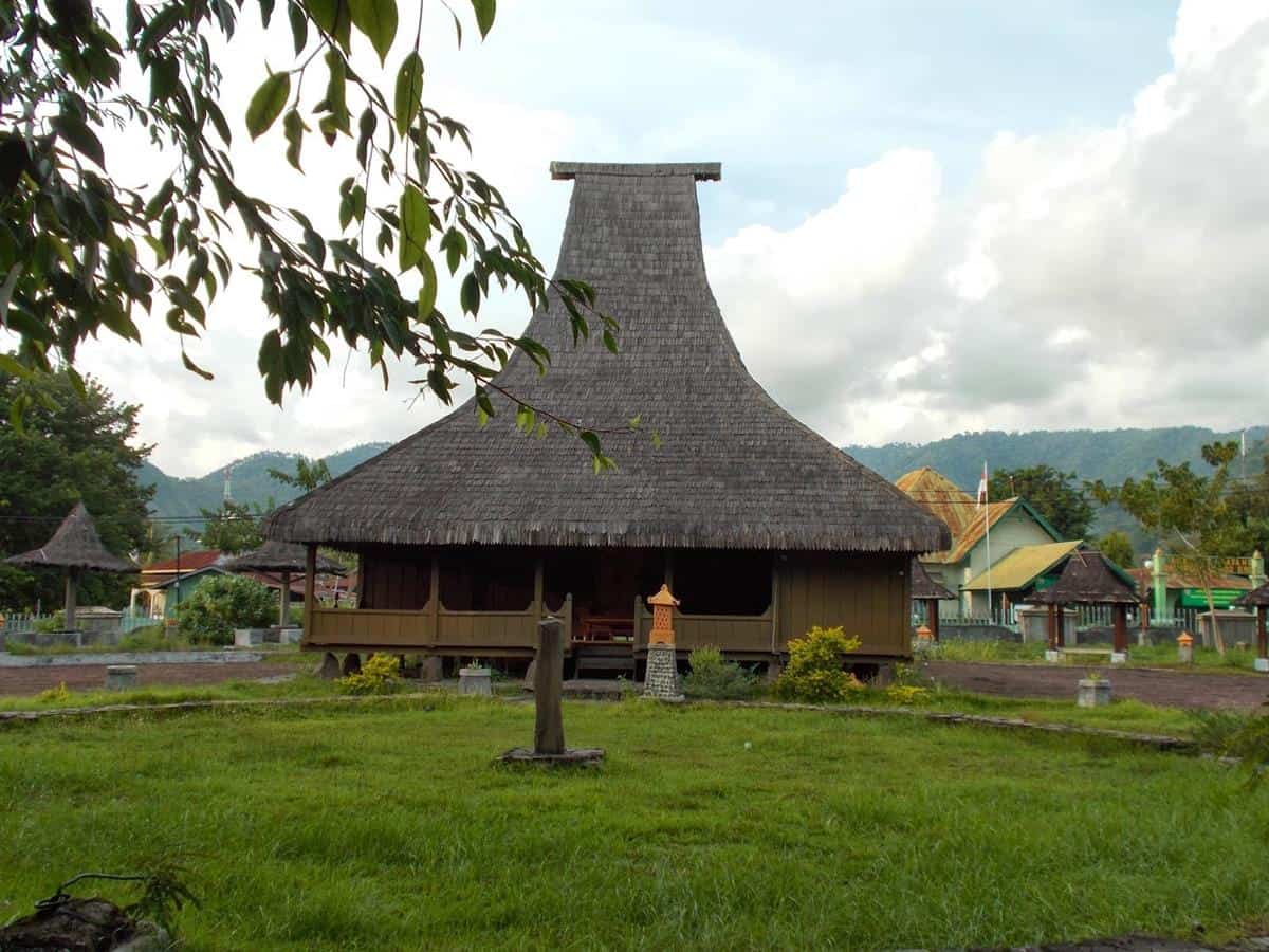 Museum Tenun Ikat, 1. Danau Kelimutu, 2. Rumah Pengasingan Bung Karno, 3. Pantai Batu Biru, 4. Taman Renungan Bung Karno, 5. Air Terjun Murundao, 6. Pantai Mbu’u, 7. Gunung Iya, 8. Pantai Ria, 9. Museum Tenun Ikat, 10. Kampung Adat Saga