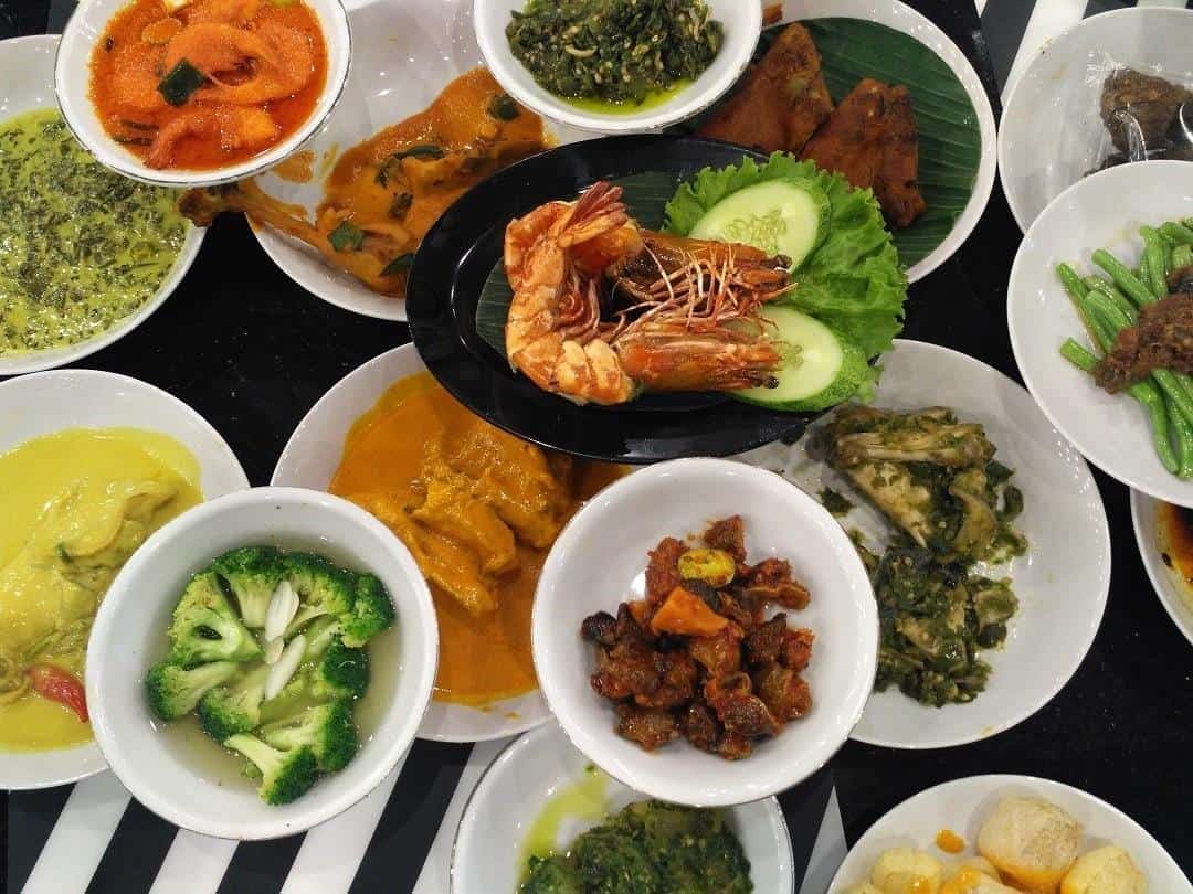 Makanan Murah, 1. Gunakan Kereta Api, 2. Gunakan Bus, 3. Naik Kapal Laut, 4. Melintasi Jalur Darat NTB – NTT, 5. Cek Tiket Promo, 6. Pilih Penginapan Murah, 7. Makanan Murah