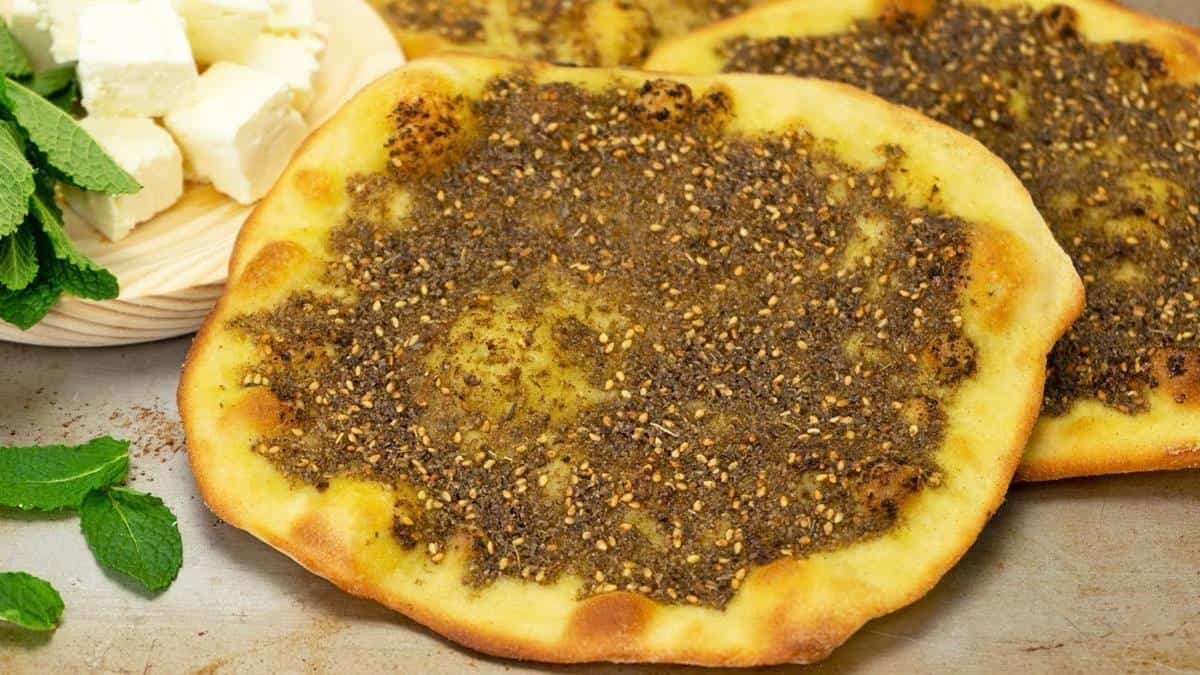 Manakish, Lebanon, 1. Mohinga, Myanmar, 2. Haleem, Iran, 3. Shakshuka, Israel, 4. Kanapki, Polandia, 5. Burek, Bosnia, 6. Idli, India, 7. Youtiao, Tiongkok, 8. Msemen, Maroko, 9. Arepa, Venezuela, 10. Crumpet, Inggris Raya, 11. Mandazi, Kenya, 12. Manakish, Lebanon, 13. Genfo, Etiopia, 14. Kanelbulle, Swedia