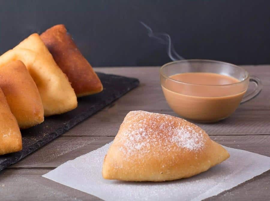 Mandazi, Kenya, 1. Mohinga, Myanmar, 2. Haleem, Iran, 3. Shakshuka, Israel, 4. Kanapki, Polandia, 5. Burek, Bosnia, 6. Idli, India, 7. Youtiao, Tiongkok, 8. Msemen, Maroko, 9. Arepa, Venezuela, 10. Crumpet, Inggris Raya, 11. Mandazi, Kenya, 12. Manakish, Lebanon, 13. Genfo, Etiopia, 14. Kanelbulle, Swedia