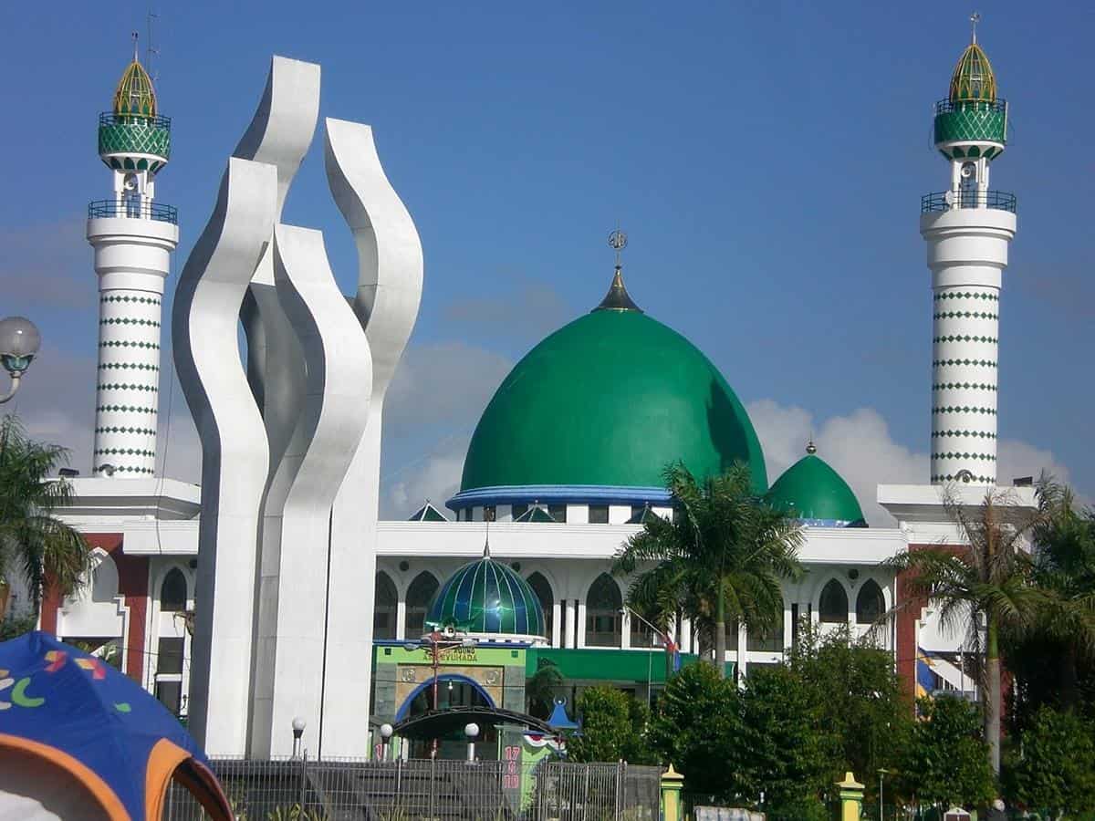 Masjid Agung Asy Syuhada Pamekasan, 1. Monumen Nasional Arek Lancor, 2. Masjid Agung Asy Syuhada Pamekasan, 3. Vihara Avalokitesvara, 4. Pantai Talang Siring, 5. Pantai Jumiang, 6. Goa Blaban, 7. Api Tak Kunjung Padam, 8. Air Terjun Bunyato, 9. Bukit Kampung Taron Samalem, 10. Tebing Waru Pamekasan