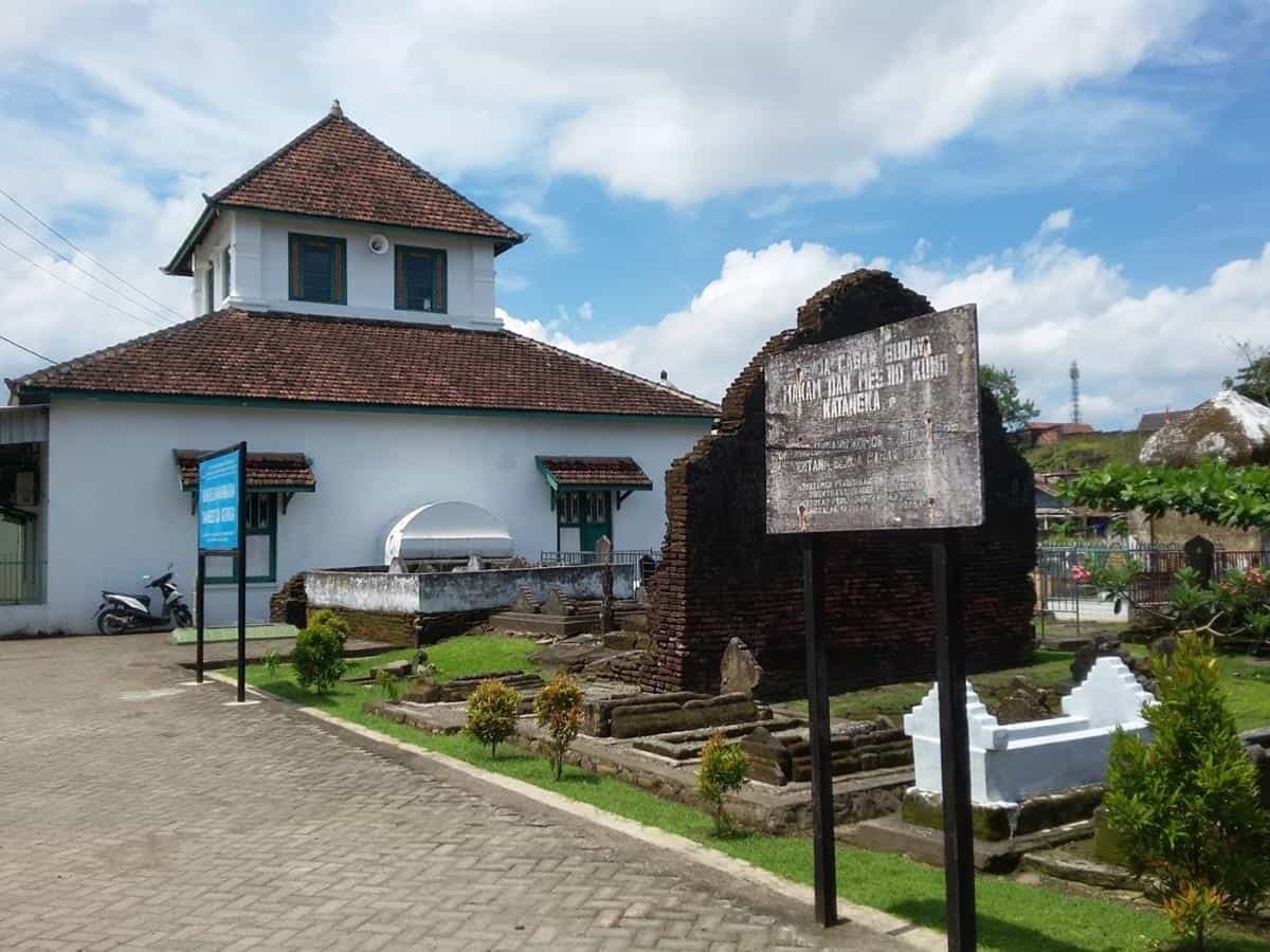 Masjid Katangka, Cikal-Bakal Kerajaan Makassar, Peninggalan Kerajaan Makassar, 1. Benteng Somba Opu, 2. Pelabuhan Paotere, 3. Benteng Jumpandang (Benteng Fort Rotterdam), 4. Museum Balla Lompoa (Istana Gowa),  5. Masjid Katangka