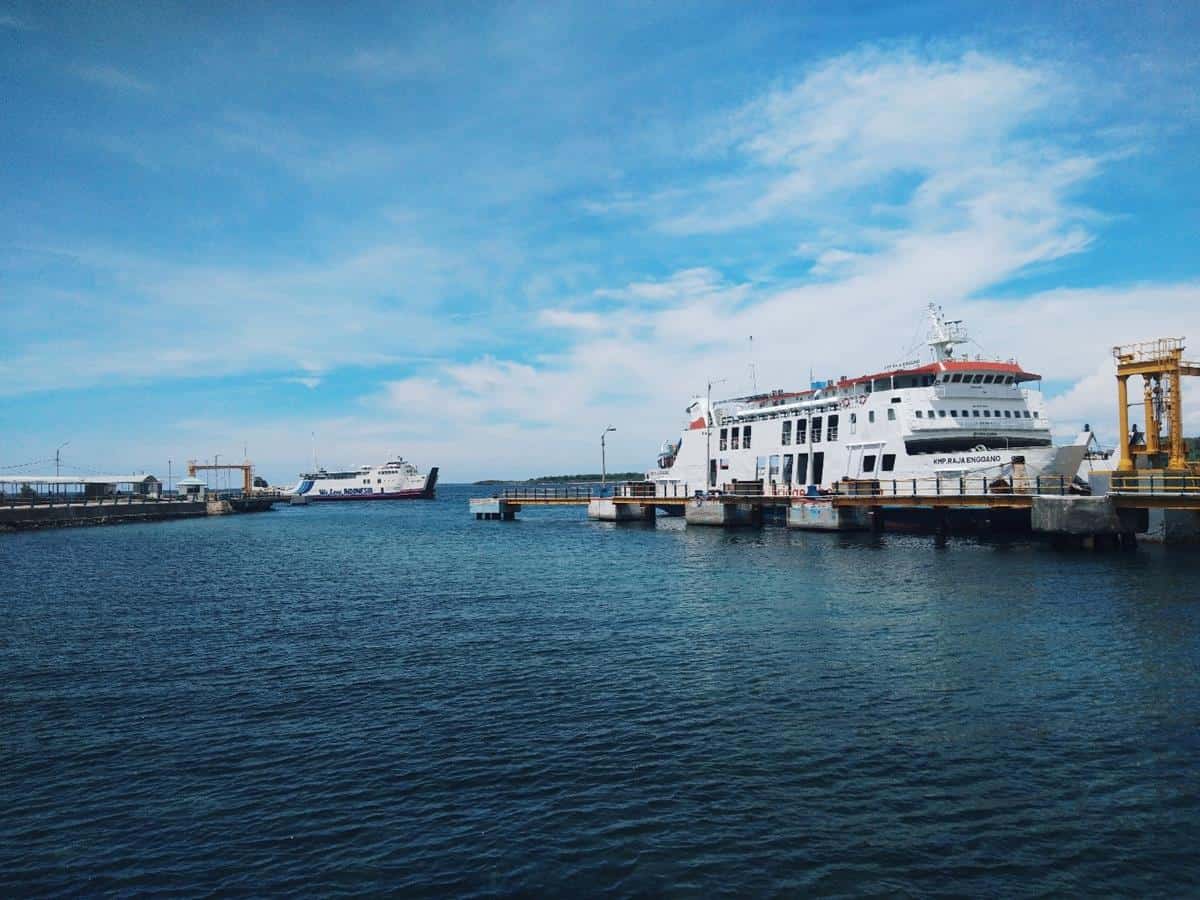 Naik Kapal Laut, 1. Gunakan Kereta Api, 2. Gunakan Bus, 3. Naik Kapal Laut, 4. Melintasi Jalur Darat NTB – NTT, 5. Cek Tiket Promo, 6. Pilih Penginapan Murah, 7. Makanan Murah
