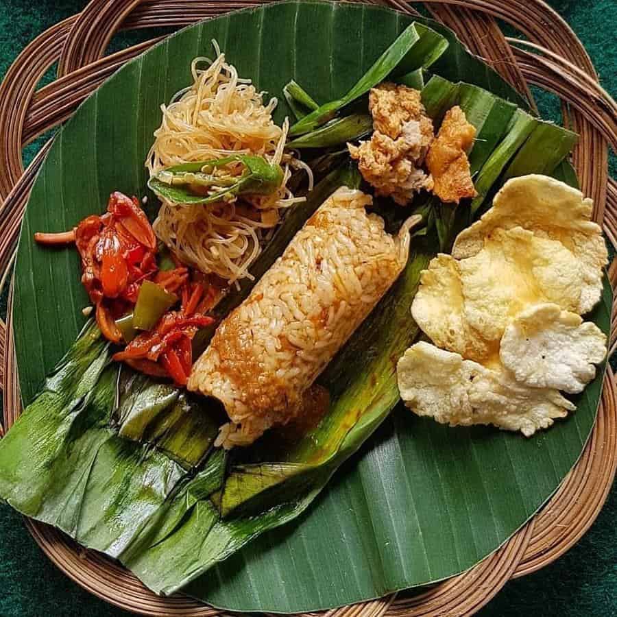 Nasi Sumsum, 1. Sate Bandeng, 2. Emping Melinjo, 3. Kue Gipang, 4. Nasi Sumsum, 5. Kue Pasung, 6. Batik Serang, 7. Gerabah Bumi Jaya, 8. Gerabah Bandulu, 9. Golok Ciomas, 10. Kerajinan Pelepah Pisang