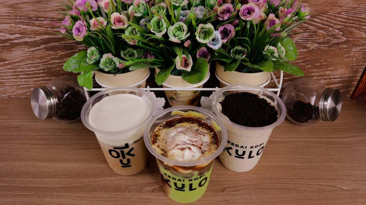 Avocatto Vanilla, 1. Es Kopi Kulo, 2. Es Kopi Berry, 3. Avocatto Vanilla, 4. Es Cokelat Keju, 5. Es Strawberry Cheesecake, 6. Es Hojicha, 7. Coffeenade, 8. Es Kopi Keju, 9. Es Kopi Nam, 10. Kosuka, 1. Rose Pedro Latte, 2. Pink Paradise , 3. Victory Caramel Frappe, 4. Revive Matcha Latte, 5. King Biscoff Blend