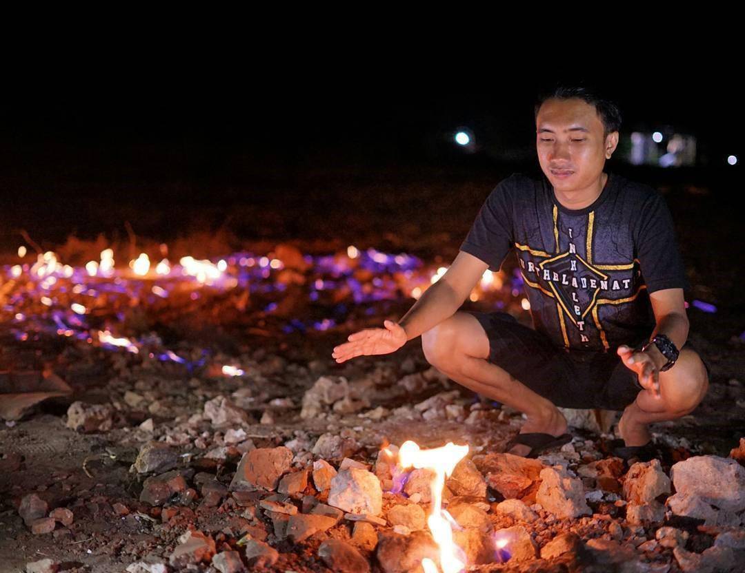 Api Tak Kunjung Padam, 1. Monumen Nasional Arek Lancor, 2. Masjid Agung Asy Syuhada Pamekasan, 3. Vihara Avalokitesvara, 4. Pantai Talang Siring, 5. Pantai Jumiang, 6. Goa Blaban, 7. Api Tak Kunjung Padam, 8. Air Terjun Bunyato, 9. Bukit Kampung Taron Samalem, 10. Tebing Waru Pamekasan