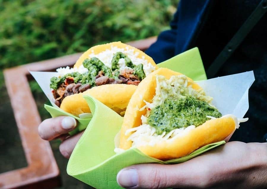 Arepa, Venezuela, 1. Mohinga, Myanmar, 2. Haleem, Iran, 3. Shakshuka, Israel, 4. Kanapki, Polandia, 5. Burek, Bosnia, 6. Idli, India, 7. Youtiao, Tiongkok, 8. Msemen, Maroko, 9. Arepa, Venezuela, 10. Crumpet, Inggris Raya, 11. Mandazi, Kenya, 12. Manakish, Lebanon, 13. Genfo, Etiopia, 14. Kanelbulle, Swedia