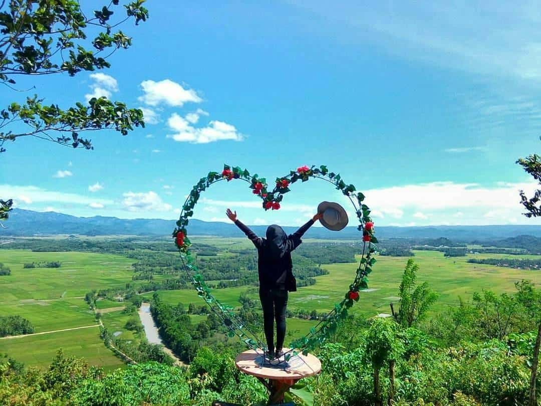 Bukit Blitarejo, 1. Bukit Blitarejo, 2. Air Terjun Pagasan, 3. Tugu Selamat Datang Pringsewu, 4. Bukit Pangonan, 5. Kolam Renang Paris, 6. Gua Maria Padang Bulan, 7. Bukit PJR, 8. Pura Giri Sutra Mandala