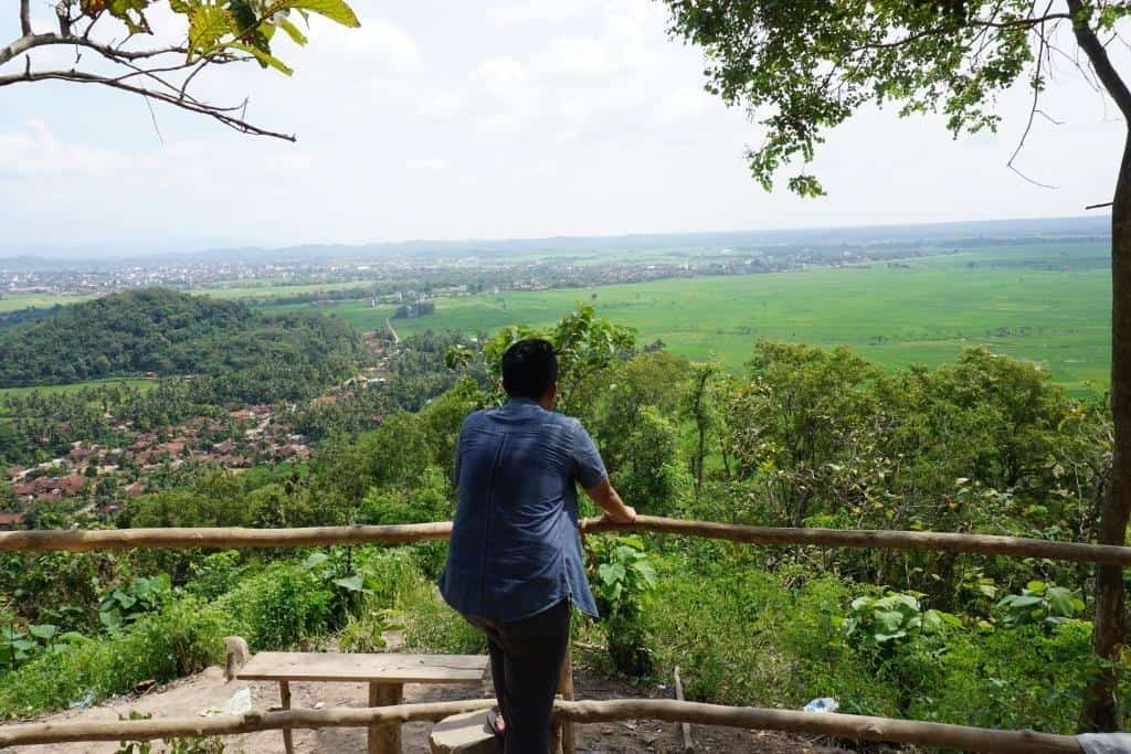 Bukit PJR, 1. Bukit Blitarejo, 2. Air Terjun Pagasan, 3. Tugu Selamat Datang Pringsewu, 4. Bukit Pangonan, 5. Kolam Renang Paris, 6. Gua Maria Padang Bulan, 7. Bukit PJR, 8. Pura Giri Sutra Mandala