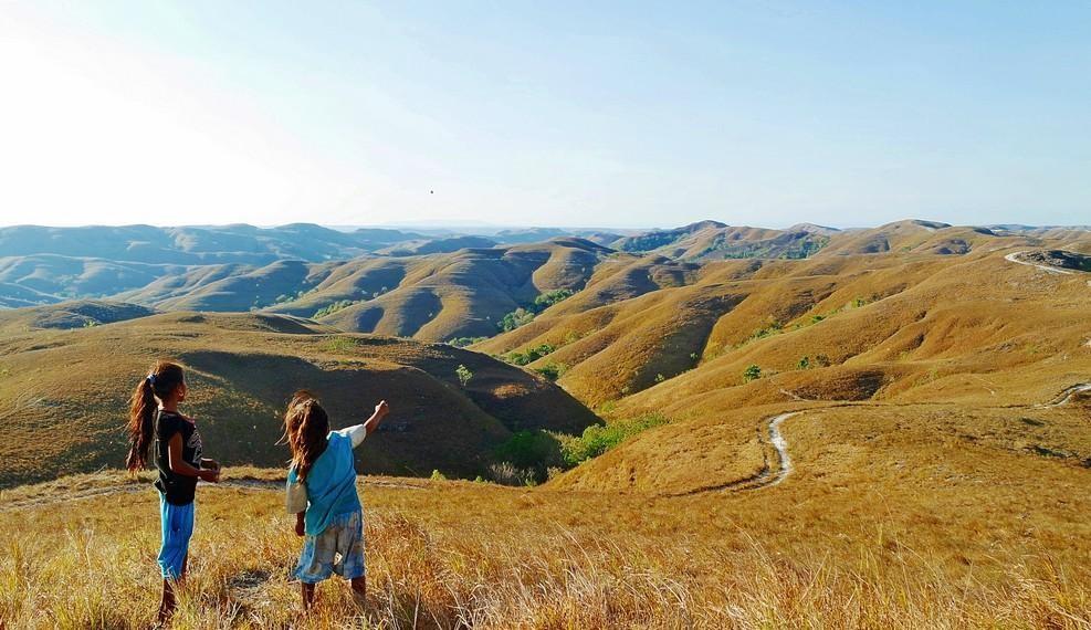 Bukit Wairinding, 1. Pulau Padar, 2. Pulau Rinca, 3. Kampung Adat Wae Rebo, 4. Danau Kelimutu, 5. Kampung Adat Takpala Alor, 6. Bukit Wairinding, 7. Telaga Nirwana, 8. Gua Kristal, 9. Gunung Mutis, 10. Pantai Oetune